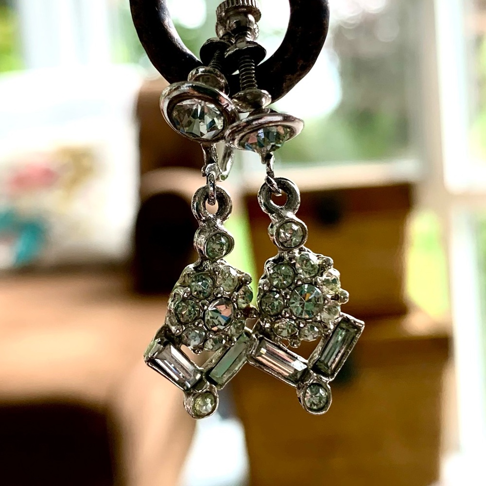 🌟 SALE $15 🌟 Vintage Crystal Rhinestone White Gold Plated Dangle Earrings